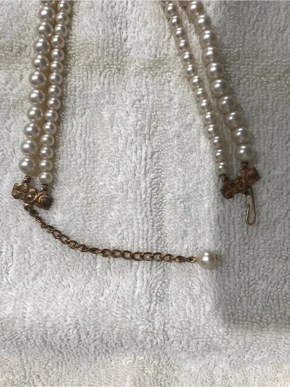 Vintage faux pearl necklace with flowers and rhinestones.